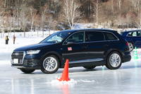 こちらの「Q7」もドリフトでの定常円旋回に使用された。ただ、スタッドレスタイヤではなく、“ウインタータイヤ”が装着されていたため、参加者の多くがうまく走らせるのに苦労していた。