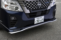 AUTECHブランド車に共通するドットパターンのグリルやブルーのシグネチャーLED、シルバーのアクセント入りのプロテクターなどが採用されたフロントフェイス。