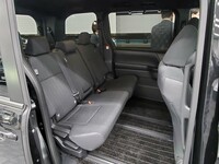 8人乗り仕様車の2列目シート。ベンチタイプでチップアップ機能が備わる。