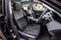 1台あたりペットボトル53本分のリサイクルプラスチックと再生ポリエステルを使用する「Dinamicaスエードクロス」シート表皮（写真）を無償オプションとして用意。