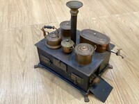 その精緻な工作精度を見よ！ 1970年代に日本で一世を風靡（ふうび）したアサヒ玩具の「ママレンジ」は意欲的な商品だった。だが、マニュファクチュールが醸し出す豊かさという点では、残念ながらこの品の足元にも及ばない。