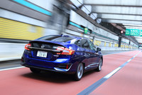 100kmを超えるEV走行距離など、EV性能の高さが特徴の「クラリティPHEV」。ハイブリッド走行時にも出力にゆとりのある電動パワープラントが積極的にエンジンをアシストするため、EV走行を思わせるスムーズでゆとりのある走りを実現している。