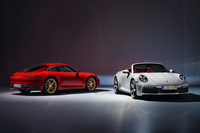 新型「ポルシェ911カレラ」（左）と、「911カレラ カブリオレ」（右）。
