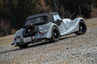 テスト車には標準装備のPVC（ポリ塩化ビニル）製のソフトトップではなく、モヘア織素材のソフトトップが採用されていた。