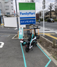 軽自動車未満の超小型モビリティーとしては、電動キックボードは身近な存在だ。筆者の家の近所でも、シェアリング形式のサービスを展開している「LUUP」の発着スペースがどんどん増えている。