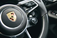 ステアリングホイールのセンター右下には、ダイヤル式の走行モードセレクターが備わる。その中央のボタンは、ここ一発のブーストをかけるための「スポーツレスポンス」スイッチ。