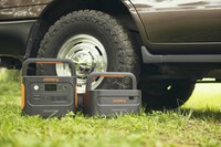 決して小さな製品ではないが、持ち運びしやすいのは特徴のひとつ。ポータブル電源、拡張バッテリーともに、折り畳み式の太いグリップが備わる。