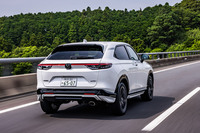 ホンダアクセスの「テールゲートスポイラー」が装着された「ヴェゼル」（マイナーチェンジ前モデル）の走行シーン。空力効果だけを意識して走らせてみると、テールゲートスポイラー装着車はリアにすっとした落ち着きが感じられ、高速道での直進安定性も高まっていた。