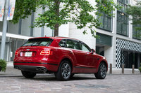 「ベンテイガV8」の動力性能は、0-100km/h加速が4.5秒、最高速は290km/hを誇る。