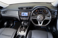 インテリアについてはフラットボトムのステアリングホイールが新たに採用されたほか、新デザインのダッシュパッドやセンターコンソールへのステッチの追加などで、質感の向上が図られている。