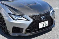 フロントにはロアスポイラーやカナードを装着。バンパー左右両側にあるエアインテークは、マイナーチェンジを機に開口面積が拡大された。