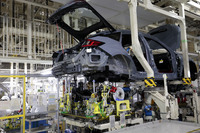 フロントセクション／リアセクションの車体への組み付けは、完全に自動化されている。