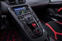 センターコンソールのデザインやスイッチは、ベースとなった「アヴェンタドール」と同様。オプションでカーナビも装着可能だ。中央の赤いカバーを上に開くと、エンジンのスタータースイッチが顔をのぞかせる。