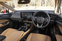 オープンポア仕立てのオーナメントパネルは“バージョンL”専用のディテールだ。