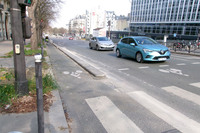 今のパリ市内の幹線道路は、大半に写真のような立派な自転車専用レーンが設けられている。ちなみにこの写真を撮影したのはセーヌ川左岸に位置し、芸術家たちの街として知られるモンパルナス地域。