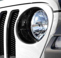 「ジープ・ラングラー」にブラック仕立てのディテールが特徴の限定車の画像