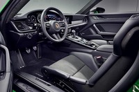 標準仕様のスポーツシートでは物足りないという人は、オプションでフルバケットシートを注文することもできる。