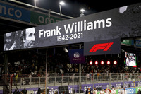 11月28日に79歳でこの世を去ったウィリアムズチームの創設者、フランク・ウィリアムズに哀悼の意を表した数々のセレモニーが開かれた。レース前には、1980年にアラン・ジョーンズがタイトルを取ったチャンピオンカー「ウィリアイムズFW07」のデモランが、1996年にウィリアムズ・ルノーで王者となったデーモン・ヒルのドライブで行われ、往時のフォードDFVサウンドがサーキットにこだました。1970年代後半、ウィリアムズのスポンサーだったのがサウジアラビア航空（サウディア）。この国のマネーがチームの経営基盤を支え、後に歴代4位となる114勝、コンストラクターズタイトル9回、ドライバーズタイトル7回獲得を誇る常勝軍団の礎を築いたのだった。（Photo=Mercedes）