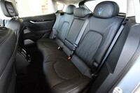 前席と同様、「レヴァンテGT」の後席（写真）にはブルーのステッチが施されている。