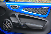 ダイヤモンドステッチ入りのドアパネル。仏ノルマンディー産の麻を使った、フォーカルの軽量スピーカーが備わる。