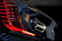 L字を描くテールランプと、ハッチゲートに添えられた「XT4」のバッジ。