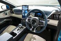 webCGがプレミアムプランのクレジットカード会員を対象に配布しているクーポンは、「ATTO 3」に限らずエニカに登録されているクルマに対して利用できる。写真は、個性的な意匠が目を引く「BYD ATTO 3」のインテリア。