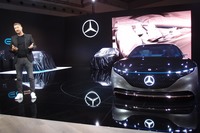 ショーの開催に合わせて、ドイツからデザイナーのホルガー・フッツェンラウブ氏が来日。「ヴィジョンEQS」の見どころについて解説した。