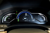 カラー表示のメーターパネル。中央にマルチインフォメーションディスプレイが、左端にはバッテリー残量計が、右端には燃料計が並ぶ。