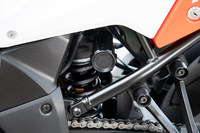 サスペンションは前後ともにKYB製で、前はφ43mmの倒立フォーク。後ろはリンク式モノショックで、ダイヤル調整式のプリロードアジャスターが備わる。