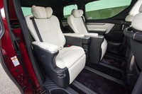 固定式のアームレストや厚みのあるヘッドレストが特徴的な「エグゼクティブラウンジS」の2列目シート。