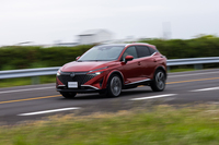 試乗の舞台は日産の追浜工場に隣接するテストコースの「日産グランドライブ」。写真の市販モデルの「キャシュカイ」（第2世代e-POWER搭載）にも比較用に乗った。