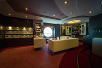 船内にはブランドヒストリー等を紹介する特設のショールームも設けられた。