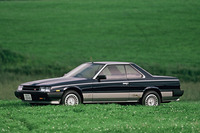 1983年「日産スカイライン ハードトップ2000ターボGT-E・Sポール・ニューマンバージョン」。セダンにも用意され、ボンネットとリアフェンダー（セダンはリアドア）にサインが入る。