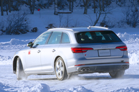 “クワトロダンス”に挑む「S4アバント」。縦置きエンジン＋セルフロッキングデファレンシャル式クワトロの得意科目だ。