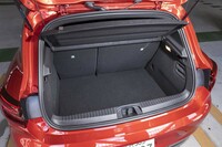 荷室の容量は300リッター。1.3リッターガソリンターボモデルよりも91リッター少なくなっている。