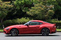 
	長いノーズと小さなキャビンは、FRのスポーツカーであることを印象づける。ホイールベースは2470mmで「86」のものより100mmも短い。
	