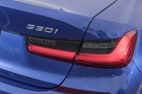 L字型を描く、LEDのリアコンビランプ。先代のものとは共通点のないデザインが採用されている。