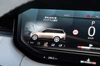 積雪路では用心して「草地／砂利／雪」モードを選択。車高が上がり、スロットルレスポンスがおだやかになるのを感じたが、それ以外にも車体の各所で制御が切り替わっているのだろう。