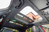 パノラミックスライディングルーフも、「プレミアムパッケージ」に含まれるオプション装備。