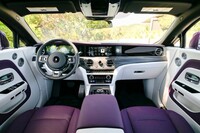 「スペクター」のインテリア。左右のドアは後ろヒンジで、前端が外に向かって開閉する。