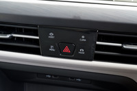 ダッシュボード中央には、ドライブアシスト機能の操作や走行モードの切り替えなどに用いる、タッチ式のコントローラーを配置。新型「ゴルフ」では灯火類の操作パネルもタッチ式である。