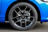 タイヤサイズは235/40ZR18。試乗車と同様、製品版でも全車がミシュランのハイパフォーマンスタイヤ「パイロットスポーツ4」を履くという。