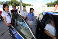 運転するうえで一番大切なシートポジションのポイントを学ぶ。説明のあと、一人ひとりに丁寧に指導してくれた。