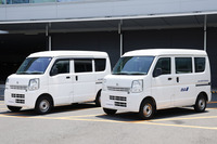 現在日産は、羽田空港で「自動車用自己放射冷却塗装」の実証実験を行っている。ANAエアポートサービスが空港で日常的に運用する「NV100クリッパーバン」（写真右。同左は比較用の標準車両）に同塗装を施し、効果と耐久性を検証。市販量産車への採用に向けて開発を推進している。