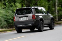 河口湖周辺のきれいな舗装路を走る「ランクル“250”」。オンロードでのドライブフィールについては、佐野弘宗氏の試乗記を乞うご期待。（写真：向後一宏）