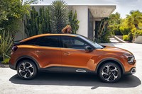 1928年の「C4」から始まり「アミ6」や「GS」、さらに「C4カクタス」らの系譜に連なるシトロエンとしては10世代目のコンパクトカーと説明されている。