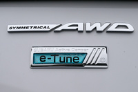 「e-Tune」のサービスを受けた車両には、リアに専用のバッジが装着される。