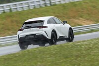 リアコンビランプは左右ひとつながりのデザイン。リアウィンドウとの間がフラットになっておりスポイラーも兼ねている。