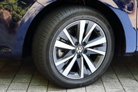 今回の試乗車は、前後225/50R17サイズの「コンチネンタル・コンチプレミアムコンタクト2」タイヤを装着していた。写真の10本スポークデザインのアルミホイールは「シャランTDIハイライン」専用となるアイテム。