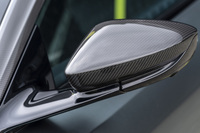 カーボン材が採用されたサイドミラーカバーが、一段とレーシーなムードを漂わせる。